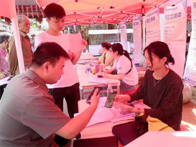 安源區鳳凰街:當好優質&ldquo;服務員&rdquo;,為企業提供營商&ldquo;好&rdquo;環境